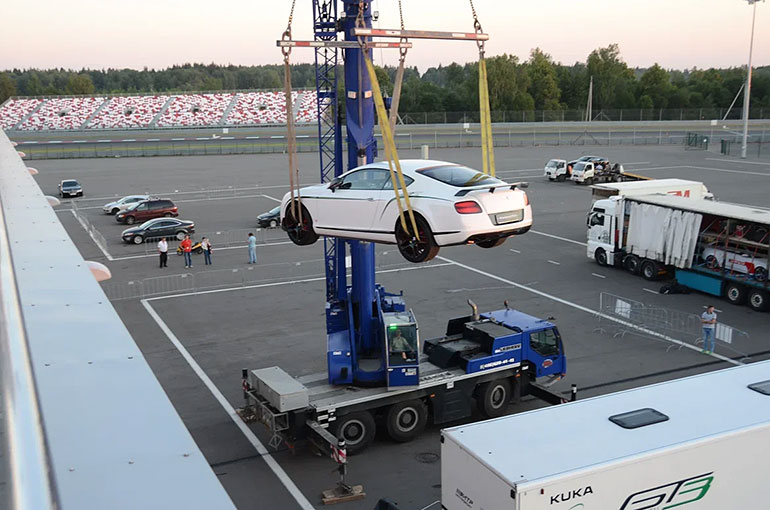 Подъем автомобиля Bentley на балкон краном Liebherr LTM 1055