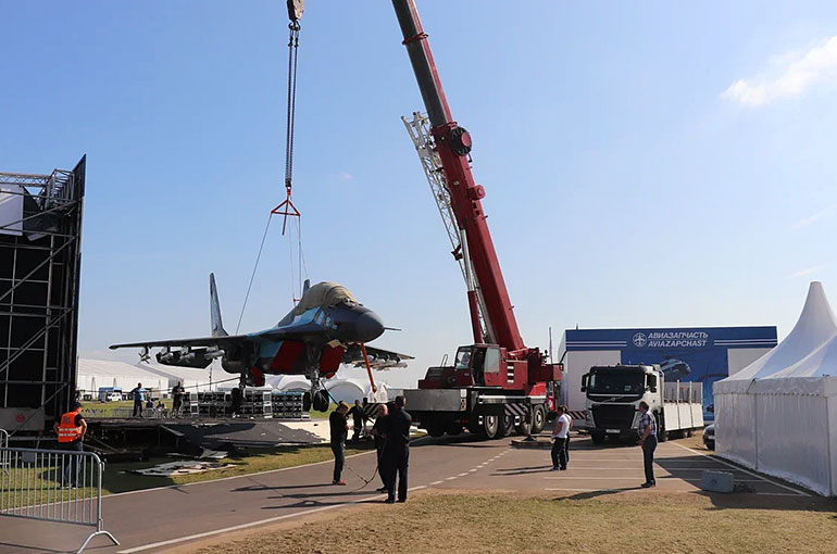 Подъем самолета МИГ-35 на автосалоне МАКС 2019 осуществляет Liebherr LTM 1100