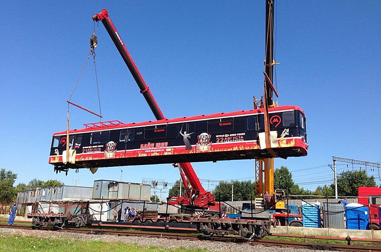Подъем вагона метро Liebherr LTM 1100
