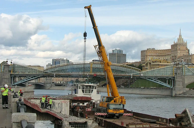 Liebherr LTM 1055 производит подъем камней со дна реки