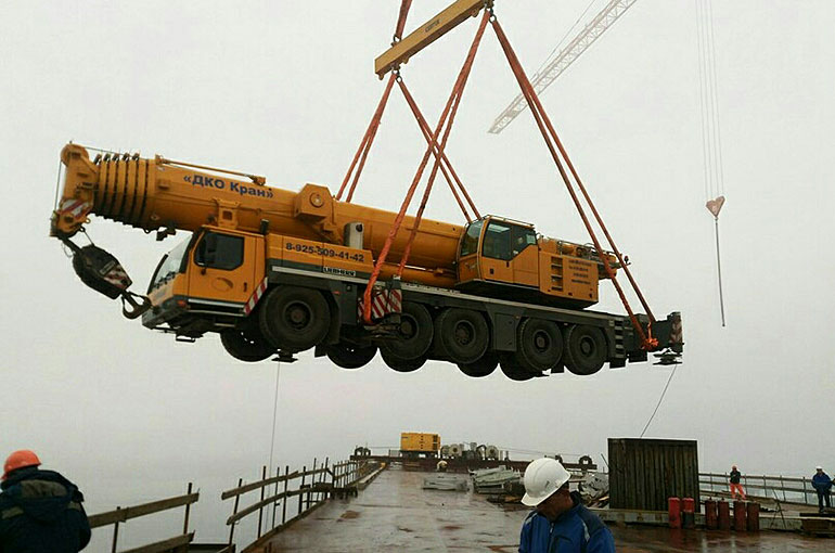 Подъем Liebherr LTM 1200 на мост в Санкт-Петербурге