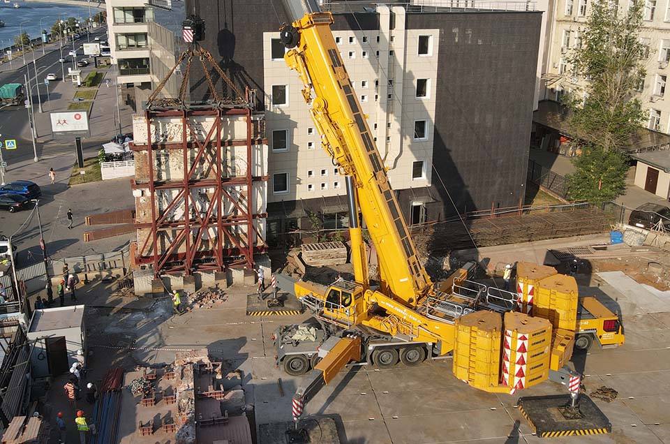 Перенос стены Германа Гессе в Хамовниках Liebherr LTM 11200-9.1
